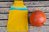 Wärmflasche mit Streifen, gelb