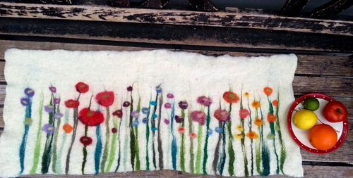 Tischläufer mit Blumenwiese, weiss